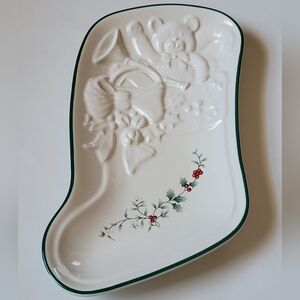 Pfaltzgraff White Stocking  Embossed Plate